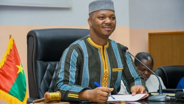 Burkina-Fasoda fransız dili rəsmi statusunu İTİRDİ