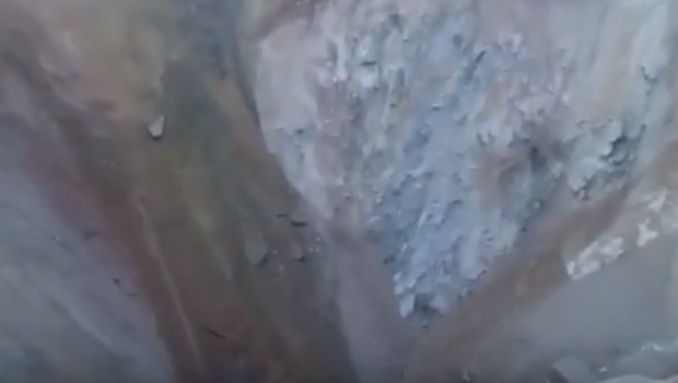 Qazaxıstanda avtobus 150 metr dərinliyi olan quyuya DÜŞDÜ - VİDEO