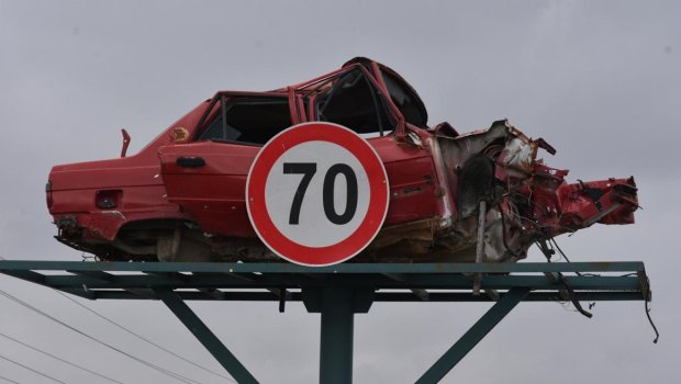 Qəzalara qarşı yeni üsul: Əzilmiş maşınları... 