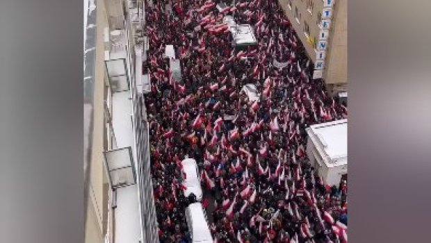 Varşavada hökumət əleyhinə 50 min nəfərlik mitinq keçirilir - VİDEO