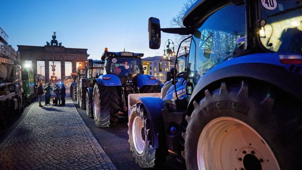 Almaniyada 2 min ədəd traktorla nümayiş KEÇİRİLİB - VİDEO