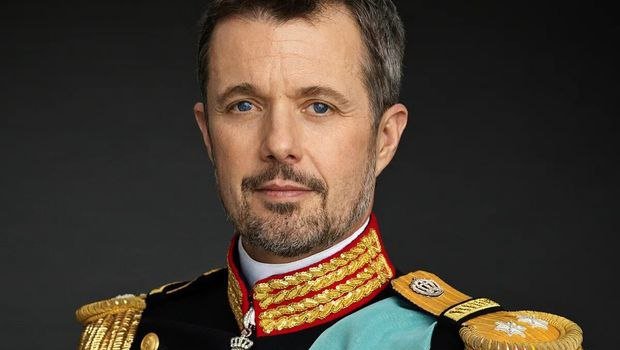 Danimarkanın yeni kralı taxt-tacı anasından təhvil alır - VİDEO