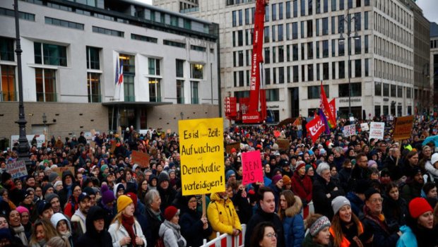 Berlində nümayiş keçirildi - 20 polis yaralandı