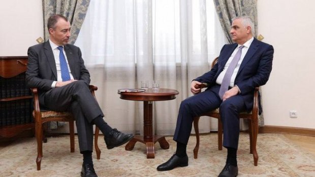 Aİ rəsmisi Paşinyanın müavini ilə Ermənistan-Azərbaycan sərhədinin delimitasiyasını MÜZAKİRƏ EDİB