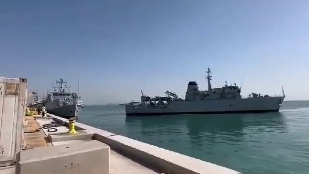 Britaniyanın 2 hərbi gəmisi toqquşdu - VİDEO