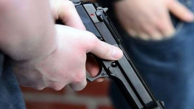 İstanbulda motosikletdə olan iki nəfər kütləyə atəş açdı - VİDEO