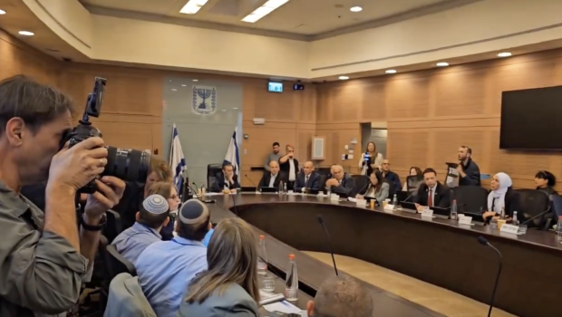 Qəzzadakı israilli girovların yaxınları iclas zamanı parlament binasına DAXİL OLDULAR - VİDEO