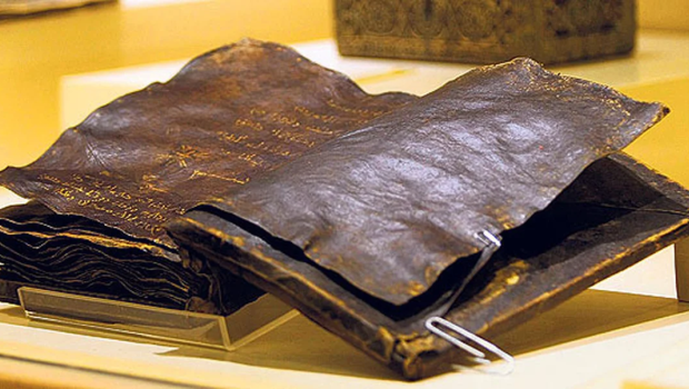 Türkiyədə 1300 il yaşı olan Tövrat kitabı AŞKARLANDI - FOTO 