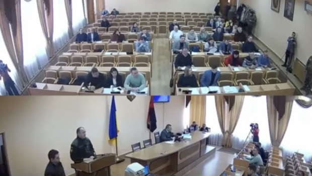 Ukrayna Şəhər şurasının iclası zamanı deputatlara “çağırış vərəqələri” PAYLANDI - VİDEO