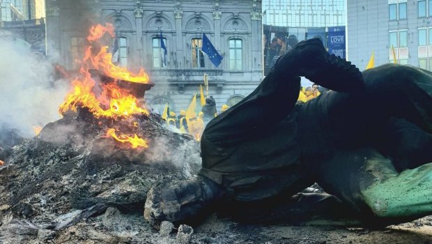 Brüsseldə fermerlər 19-cu əsrə aid heykəli YANDIRIBLAR - FOTO