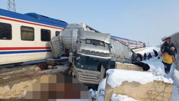 Türkiyədə TIR qatarla TOQQUŞDU – Ölənlər var