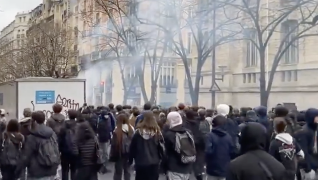 Fransada VƏZİYYƏT GƏRGİNDİR: İndi də müəllimlər “ayağa qalxdılar” - VİDEO