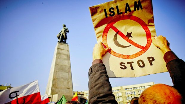 İslamofobiyanın pik həddə olduğu ÖLKƏ – Onlar niyə müsəlmanlara NİFRƏT EDİRLƏR?