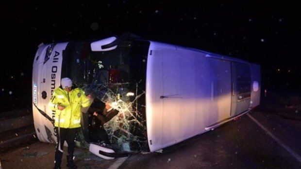 Qazaxıstanda məktəbliləri daşıyan avtobus qəzaya uğrayıb, ölən və yaralananlar var