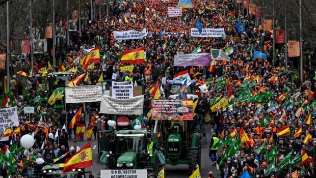 Etirazçıların bu davranışına görə İspaniya gündəlik 35 milyon avro İTİRİR - VİDEO