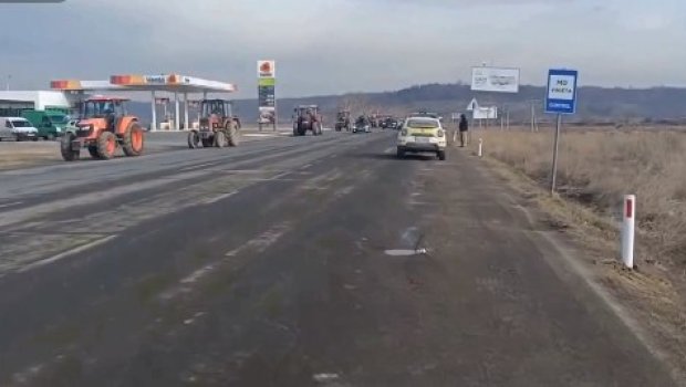 Moldovada fermerlər Rumıniya ilə sərhədi BAĞLAYIBLAR - VİDEO