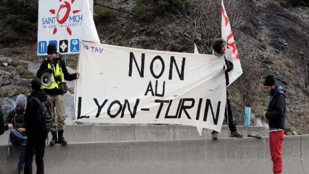 Fransada polis etirazçılara qarşı gözyaşardıcı qazdan istifadə etdi