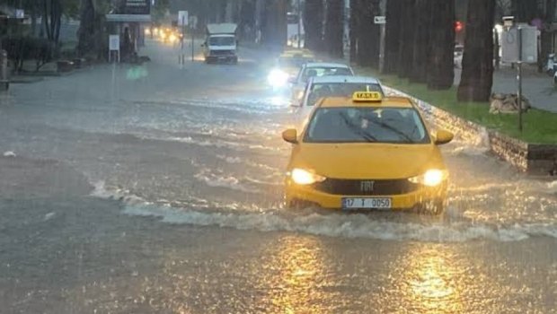 Antalyada şiddətli yağış: ÖLƏN VAR - VİDEO