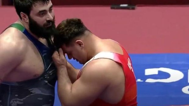 Türkiyəli güləşçi rəqibinin formasındakı Azərbaycan bayrağını öpdü - VİDEO