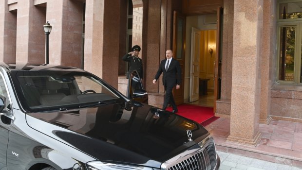 Prezident andiçmə mərasiminə belə gəldi: Dövlət başçısı sükan arxasında - VİDEO