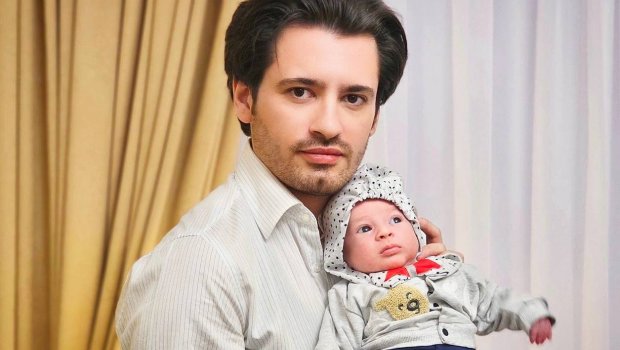Nüsrət Kəsəmənlinin aktyor nəvəsi ilk dəfə oğlunun üzünü göstərdi – FOTO  