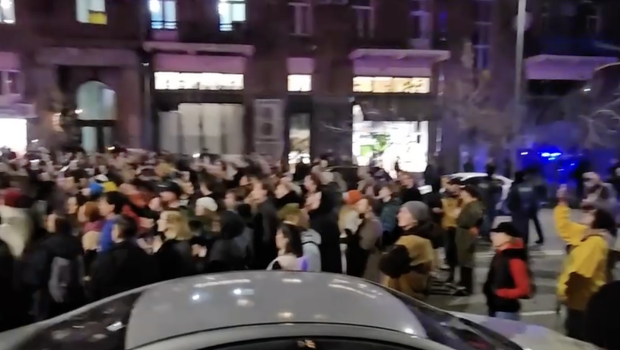 İrəvanda AKSİYA: Rusiya səfirliyinin qarşısına izdiham toplaşıb - VİDEO 