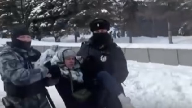 Moskvada VƏZİYYƏT GƏRGİNDİR: Navalnının tərəfdarları ilə polis arasında qarşıdurma yaşanır - VİDEO