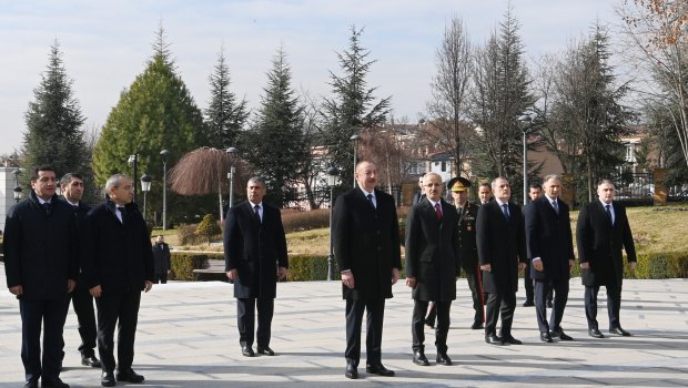 İlham Əliyev Ankarada Heydər Əliyevin abidəsini ziyarət etdi - FOTO/VİDEO