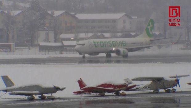 Avstriyada yağan güclü qar təyyarənin enişinə mane oldu - FOTO/ VİDEO