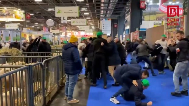 Makronun iştirak etdiyi sərgidə insident - VİDEO