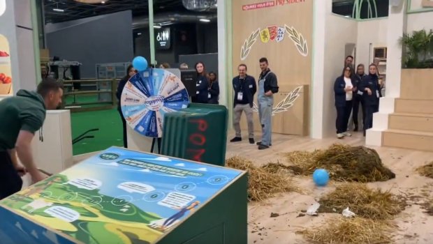 Fermerlər “Makrona istefa” şüarları ilə prezidentin sərgi zalını tərk etməsini MƏHDUDLAŞDIRIBLAR - VİDEO