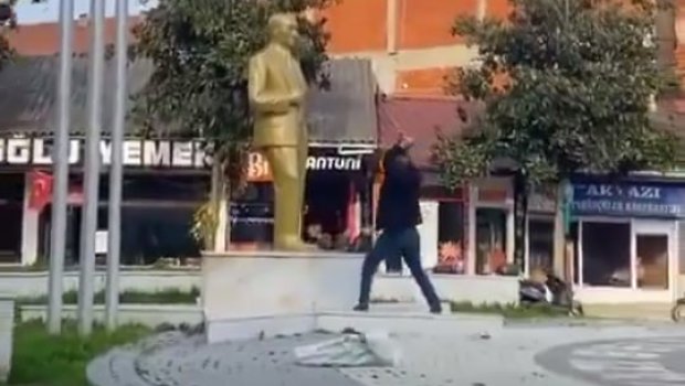 Atatürkün heykəlini çəkiclə zədələyən şəxs tutuldu - VİDEO