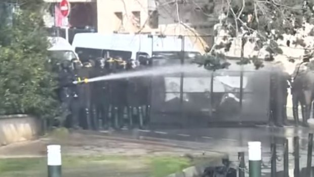 Korsikada Fransa əleyhinə nümayiş: Polis türkiyəli jurnalistlərə müdaxilə edib - VİDEO