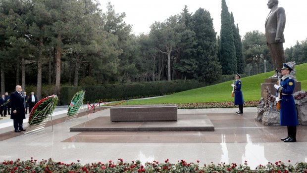 Mixail Mişustin Heydər Əliyevin məzarını ziyarət etdi - FOTO