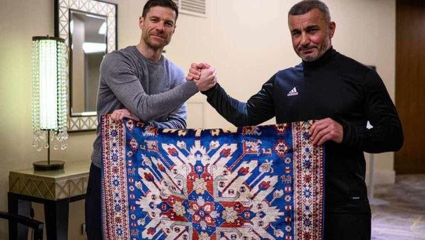 Qurban Qurbanov həmkarı Xabi Alonsoya xalça bağışladı