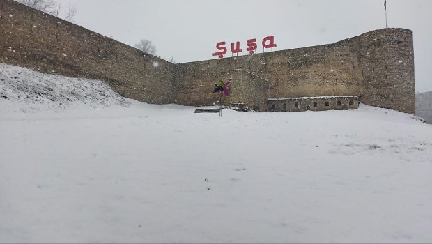 Şuşaya qar yağdı - Avtomobillərin hərəkətində çətinlik yarandı - FOTO/VİDEO