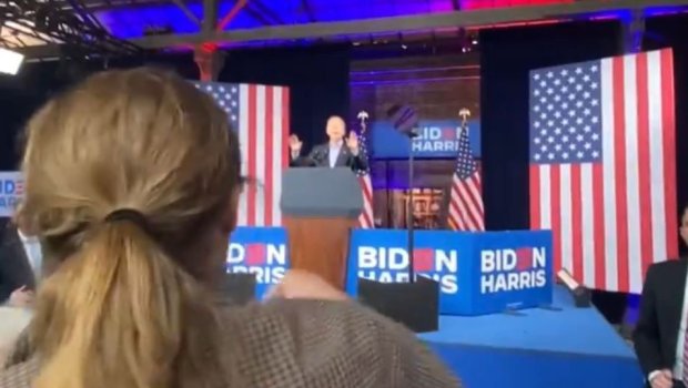 Gənc fəal Baydenin sözünü kəsdi: “Sən diktatorsan” - VİDEO