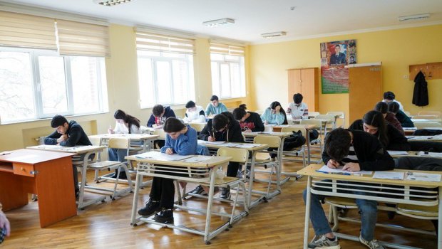 Bu gün 53 mindən artıq şagird buraxılış imtahanı verib