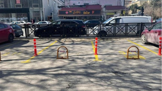 Bakıda səki avtomobil dayanacağına çevrilib - FOTOFAKT