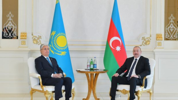 İlham Əliyevin Tokayev ilə məhdud tərkibdə görüşü başlayıb - FOTO
