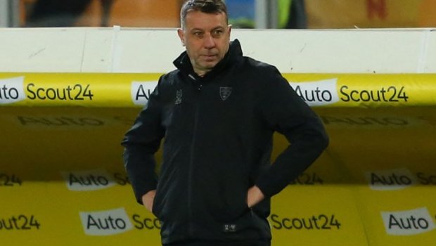 Rəqibə kəllə vuran baş məşqçi qovuldu - VİDEO