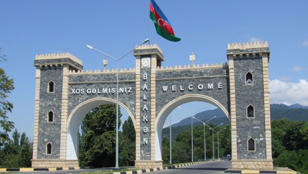 Balakəndə qardaş bacısını BIÇAQLADI  