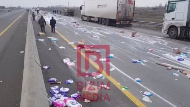 Ucarda yük maşını TIR-la toqquşdu: Yol bağlandı - VİDEO
