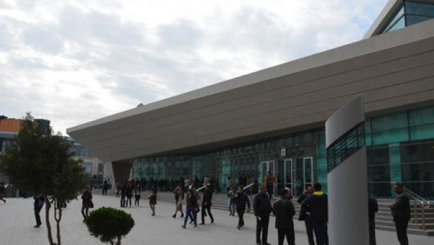 Bakı Dəmiryol Vağzalına avtomobillə gələnlərin NƏZƏRİNƏ: Metronun ətrafında zona yaradılır
