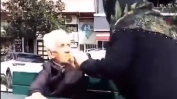 Onu narahat edən adamı döydü: 