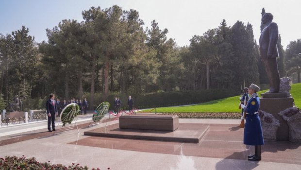 Gürcüstanın Baş naziri Ulu Öndər Heydər Əliyevin məzarını ziyarət edib - FOTO