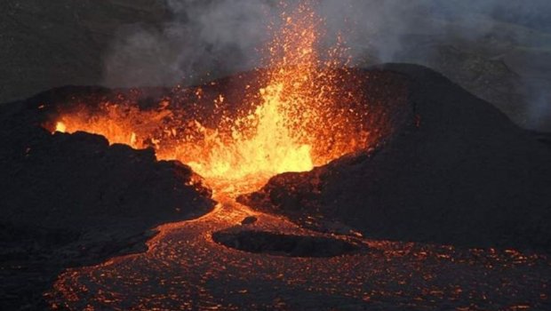 İslandiyada vulkan püskürdü: Qrindavik şəhərinin sakinləri təxliyə olundu