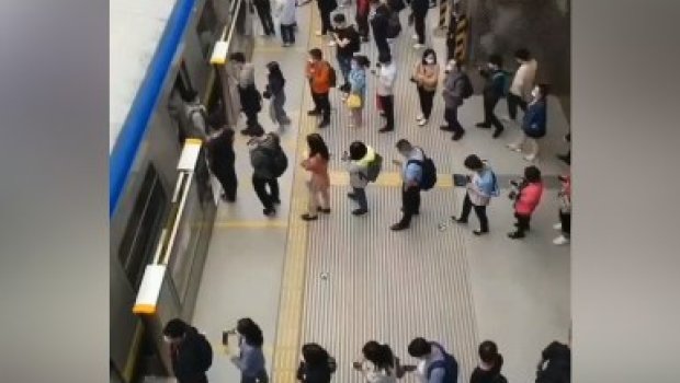 Pekində metro qatarına minmək üçün növbəyə dururlar - VİDEO