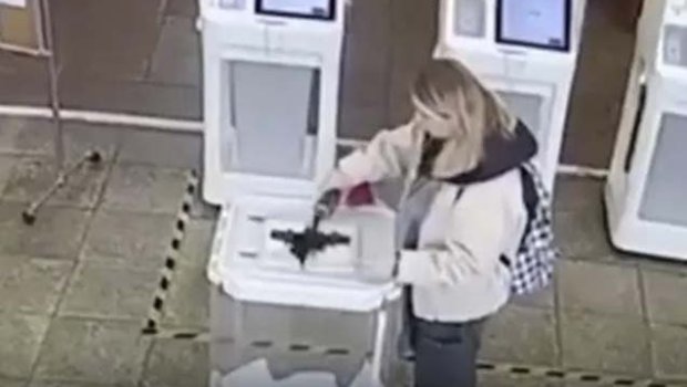 Rusiyada seçki qutularına boya tökdülər - VİDEO