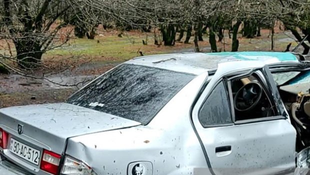 Qaxda hərəkətdə olan avtomobilin təkəri partladı, 2 qardaş xəsarət aldı - FOTO
